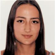 Estudiante de universidad comprometida, a primaria o infantil